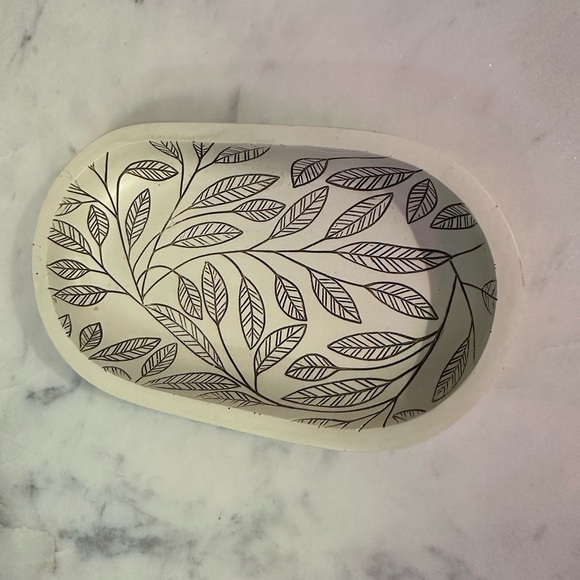 Oval Leaf Patterned Trinket Dish | Ring Dish - Picture 3 of 3